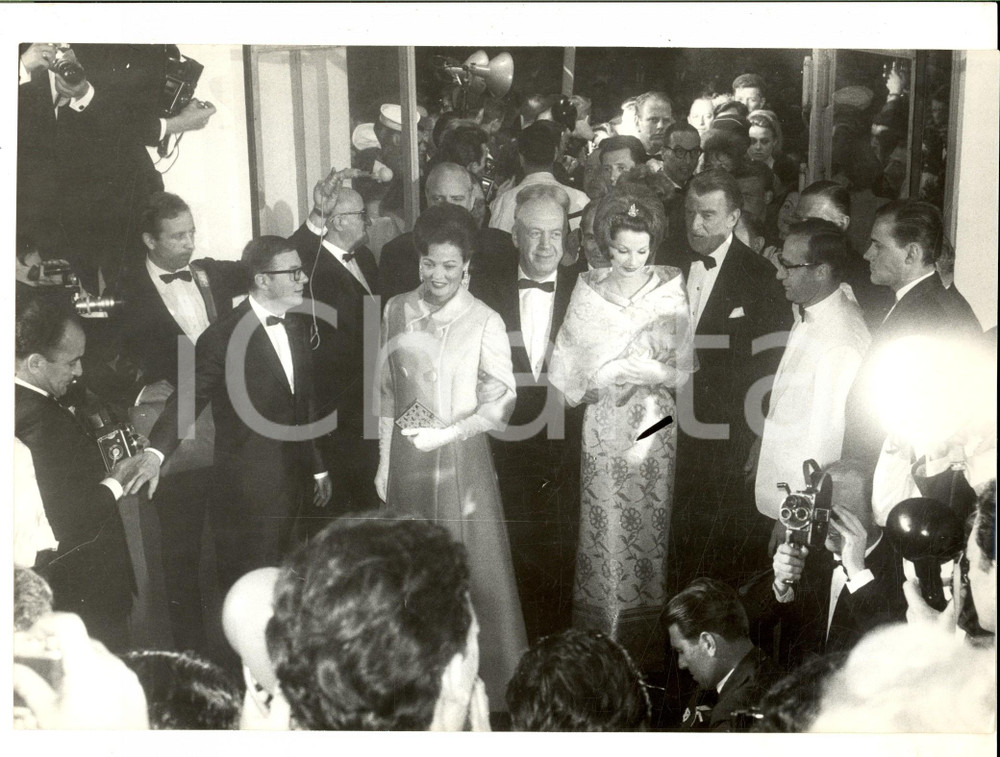Fotografia d epoca originale 1955 ca CANNES FILM FESTIVAL Ingresso a una serata di gala Fotografia 26x18 cm 1