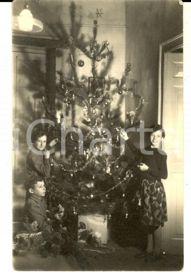 Fotografia d epoca originale 1959 MILANO ? NATALE Tre fratellini intorno all albero Foto cartolina VINTAGE 1