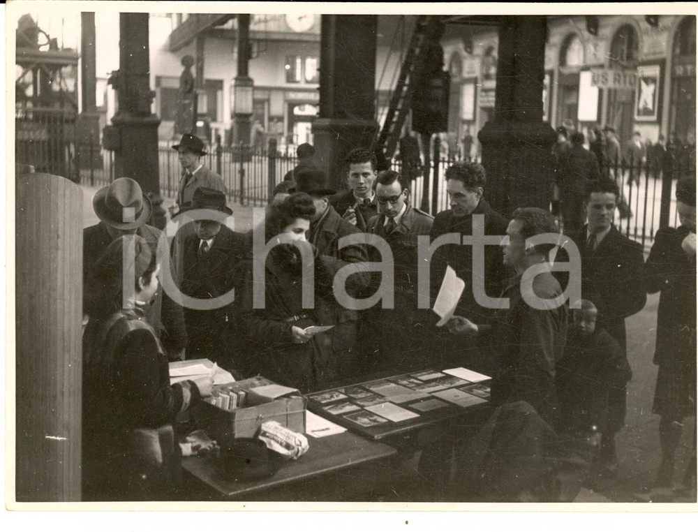 Fotografia d epoca originale 1950 ca FRANCE Banchetto di vendita in una stazione ferroviaria Foto 17x13 1