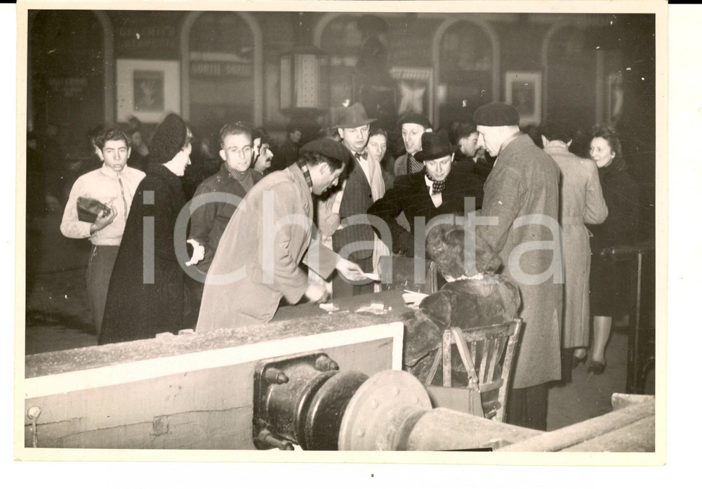 Fotografia d epoca originale 1950 ca FRANCE Un affollato banchetto in una stazione ferroviaria Foto 17x13 1