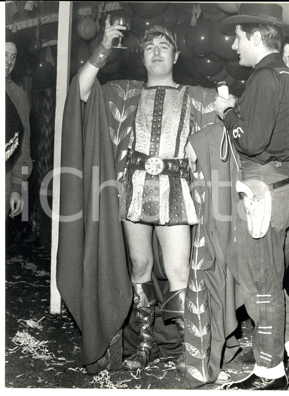 Fotografia d epoca originale 1960 ca PARIS CARNEVALE Festa con attore vestito da Nerone Fotografia 17x24 1