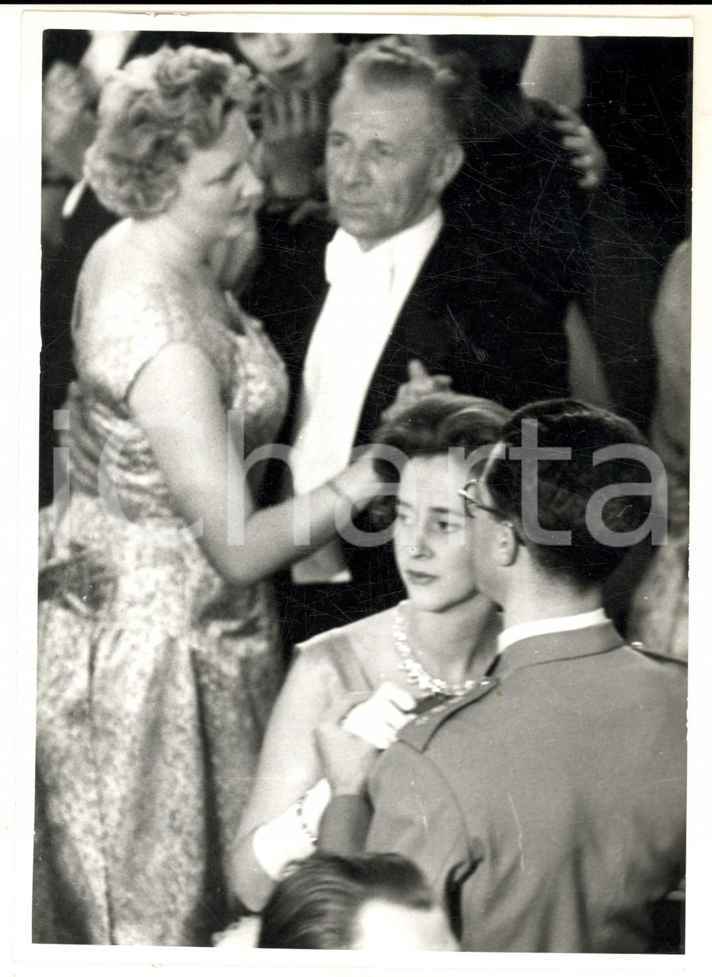Fotografia d epoca originale 1960 ca BRUXELLES Baldovino e Fabiola del Belgio danzano a un ricevimento Foto 1