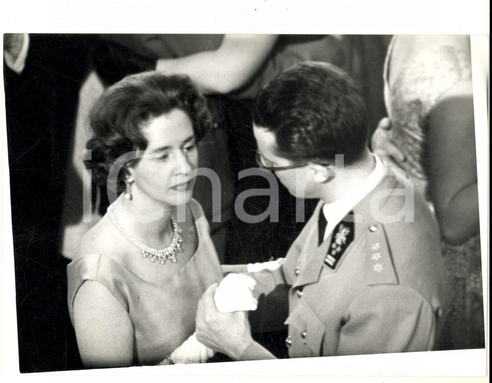 Fotografia d epoca originale 1960 ca BRUXELLES Baldovino e Fabiola del Belgio ballano a un ricevimento Foto 1