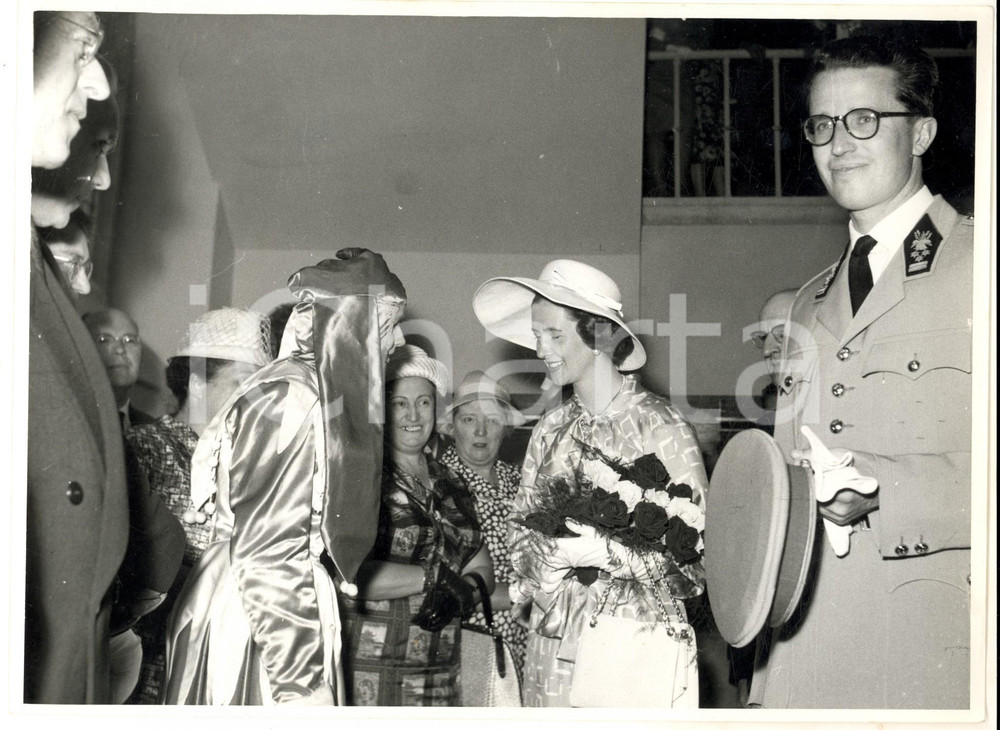 Fotografia d epoca originale 1960 ca BRUXELLES Baldovino e Fabiola del Belgio ricevo0no un attore Foto 24x18 1