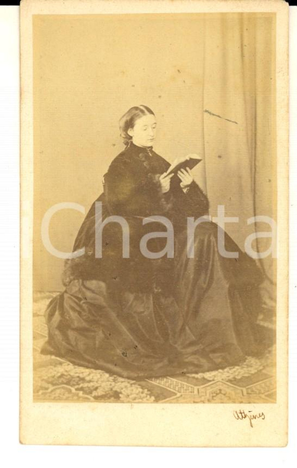 Fotografia d epoca originale 1870 ca ATENE Ritratto di nobildonna in lettura Fotografia CDV VINTAGE 1