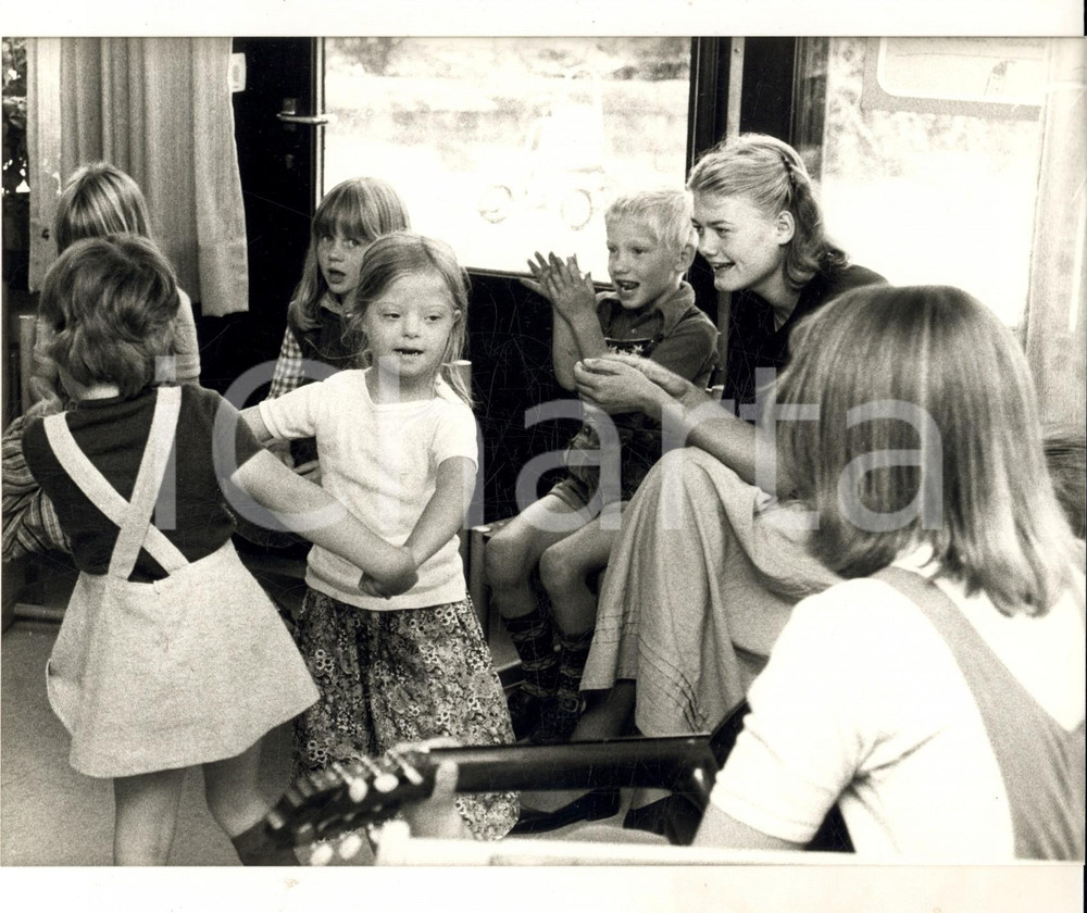 Fotografia d epoca originale 1982 BONN Asilo infantile MONTESSORI  AttivitÃ  di danza Foto 21x17 cm 1