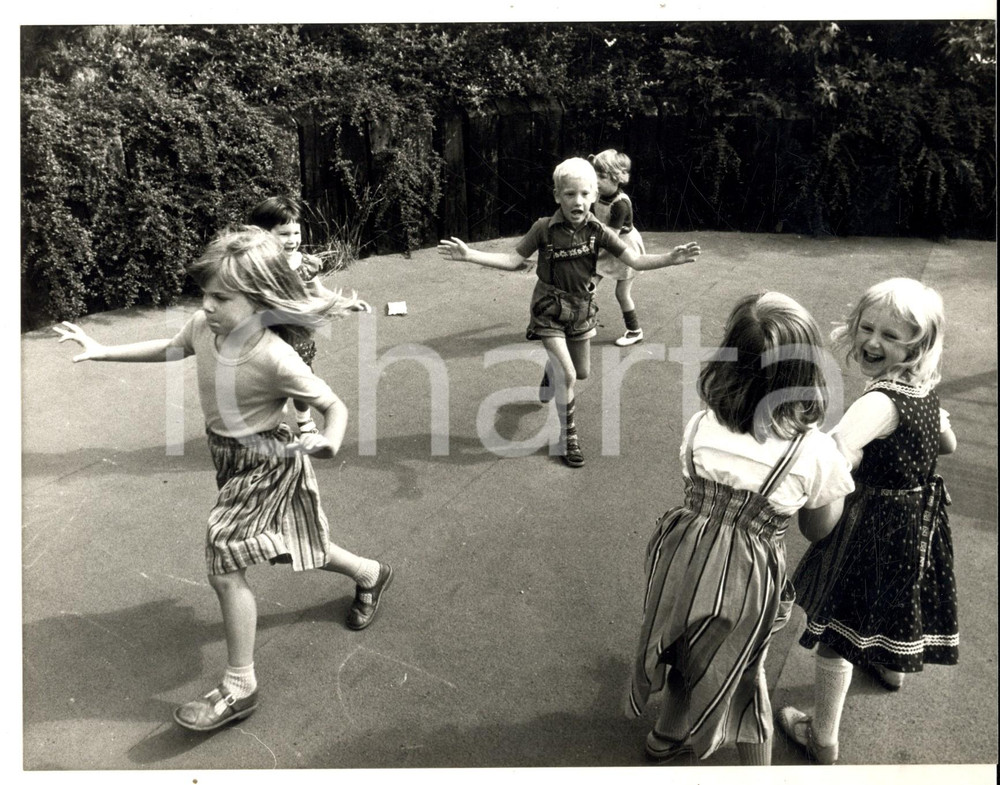 Fotografia d epoca originale 1982 BONN Asilo infantile MONTESSORI  Attività in cortile Foto 21x17 cm 1