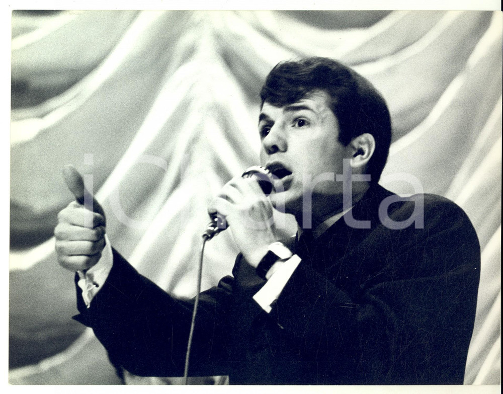 Fotografia d epoca originale 1960 ca PARIS Un chanteur fraÃ§ais sur scÃ¨ne Photo VINTAGE 24x19 cm 1