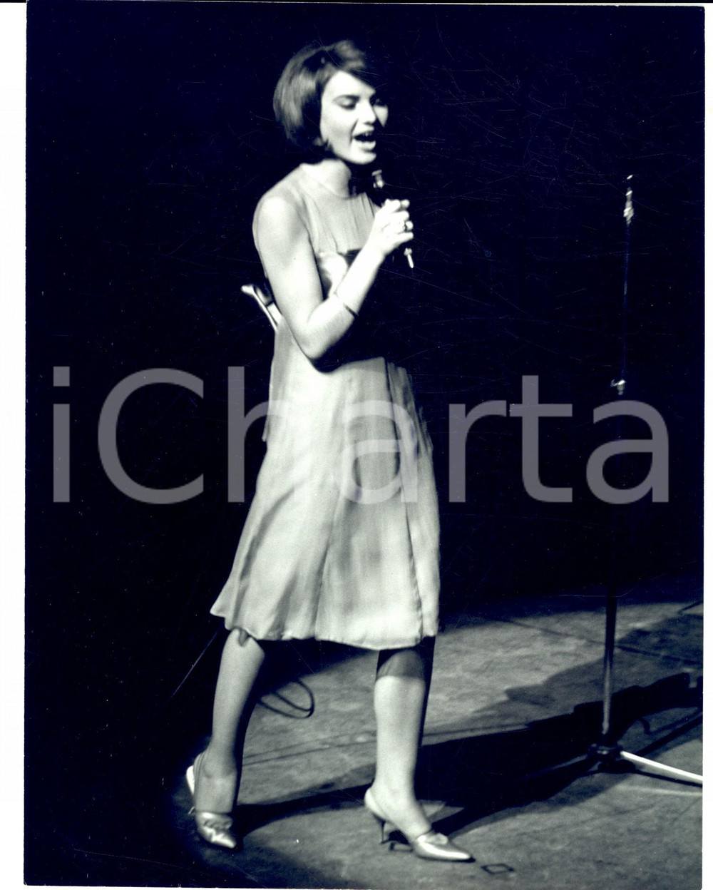 Fotografia d epoca originale 1960 ca PARIS Une chanteuse franÃ§aise sur scÃ¨ne Photo VINTAGE 18x24 cm 1