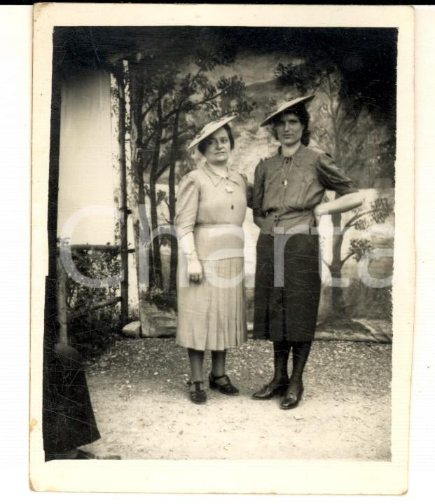 Fotografia d epoca originale 1939 CARAVAGGIO BG Coppia di donne in giardino Foto VINTAGE 8x9 cm 1