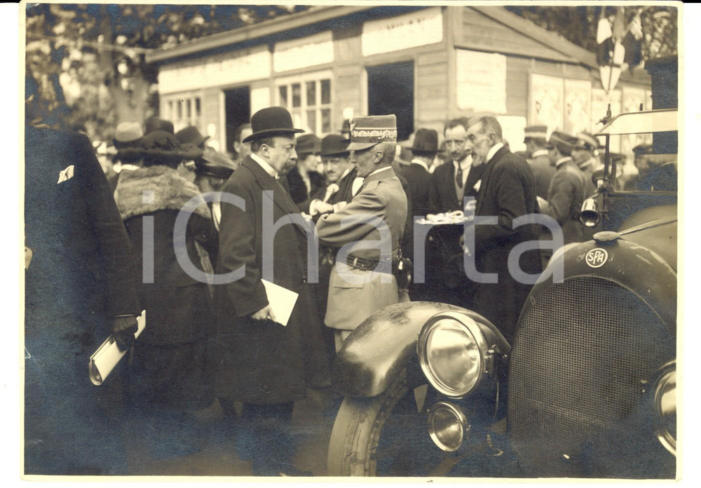 Fotografia d epoca originale 1930 ca MILANO AutoritÃ  in arrivo a una manifestazione sportiva Foto 17x12 cm 1