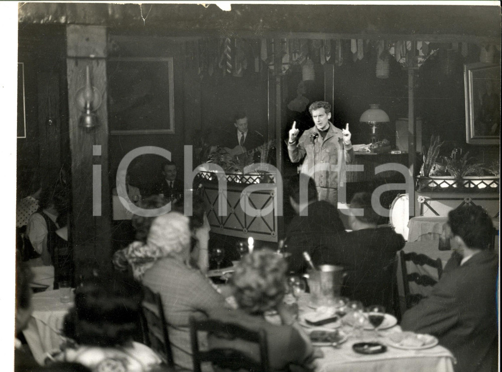 Fotografia d epoca originale 1960 ca PARIS Pierre PERRIN durante una serata al cabaret Fotografia 30x21 1