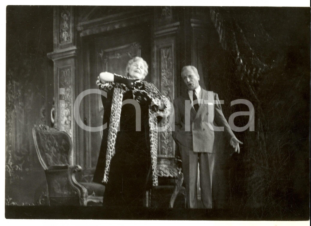 Fotografia d epoca originale 1960 ca PARIS TEATRO Coppia di attori durante una scena drammatica Foto 26x18 1