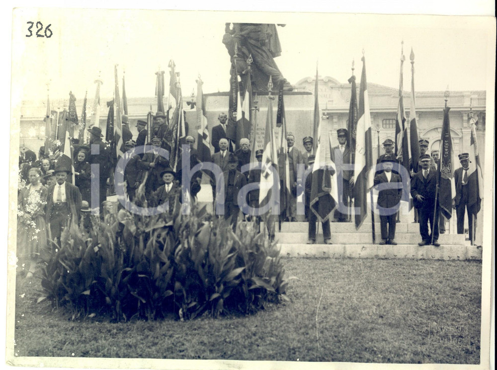 Fotografia d epoca originale 1930 ca VERCELLI ? Scuole Comunali  Un raduno di reduci Foto 24x18 cm 1