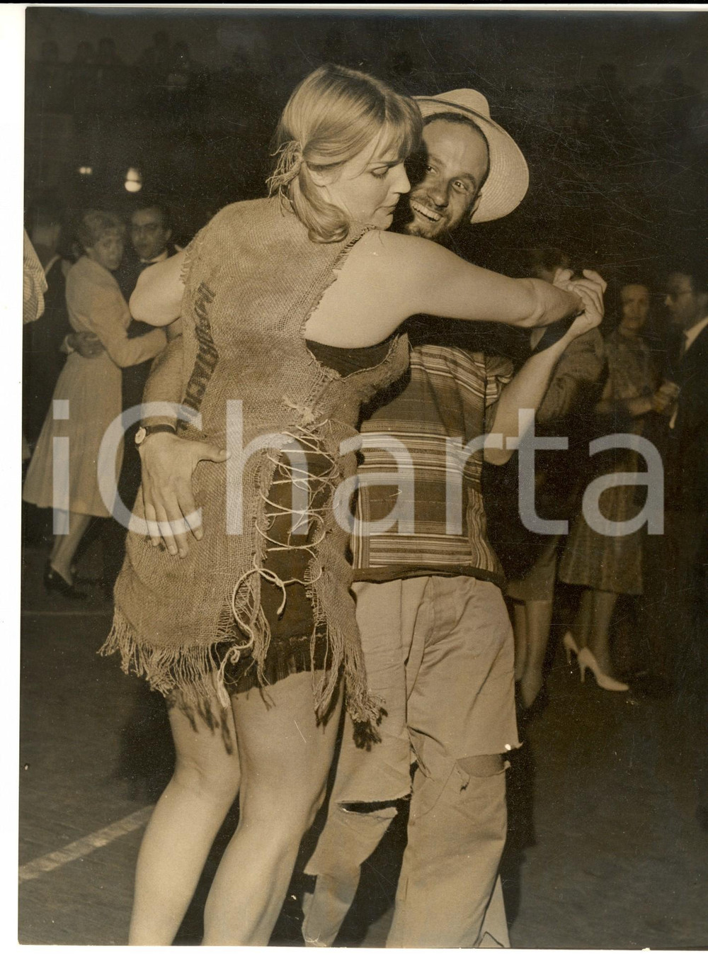 Fotografia d epoca originale 1960 ca PARIS Festa in costume con ballerino malandrino Foto VINTAGE 18x24 cm 1