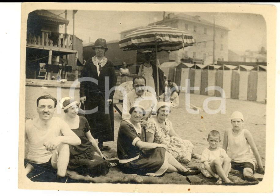 Fotografia d epoca originale 1920 ca LIGURIA Ritratto di famiglia sulla spiaggia Foto VINTAGE 10x8 cm 1