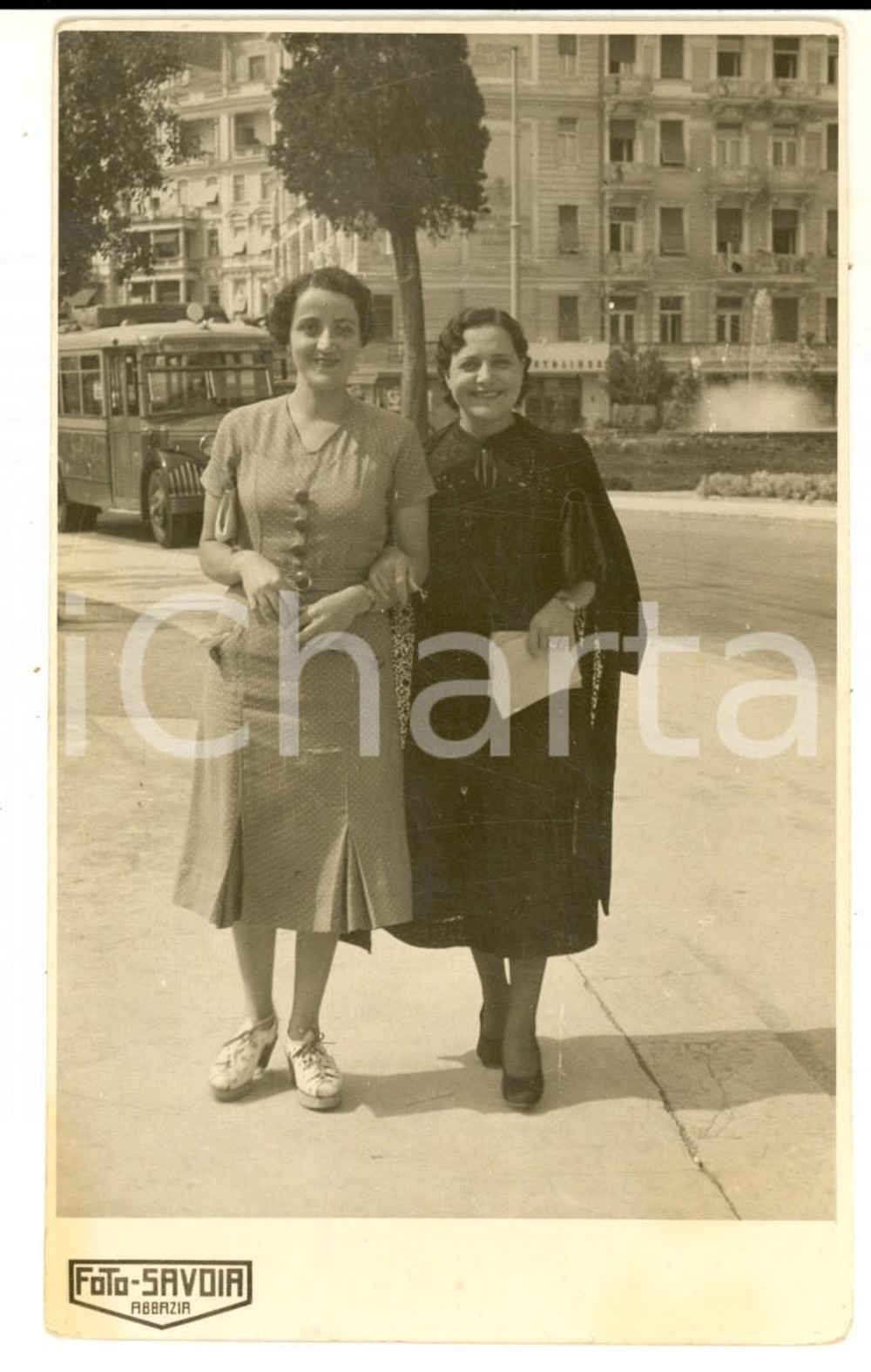 Fotografia d epoca originale 1945 ca ABBAZIA CROAZIA Ritratto di due donne in piazza Foto SAVOIA 1