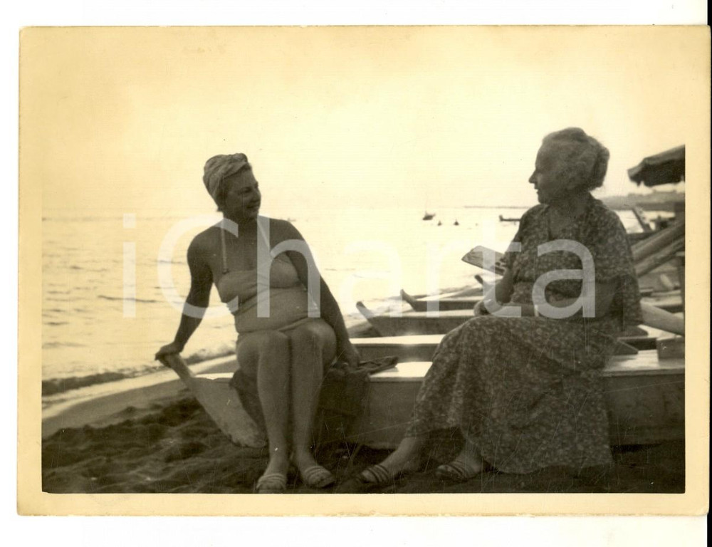 Fotografia d epoca originale 1960 ca OSTIA RM Conversazione tra donne in spiaggia Foto VINTAGE 15x11 cm 1
