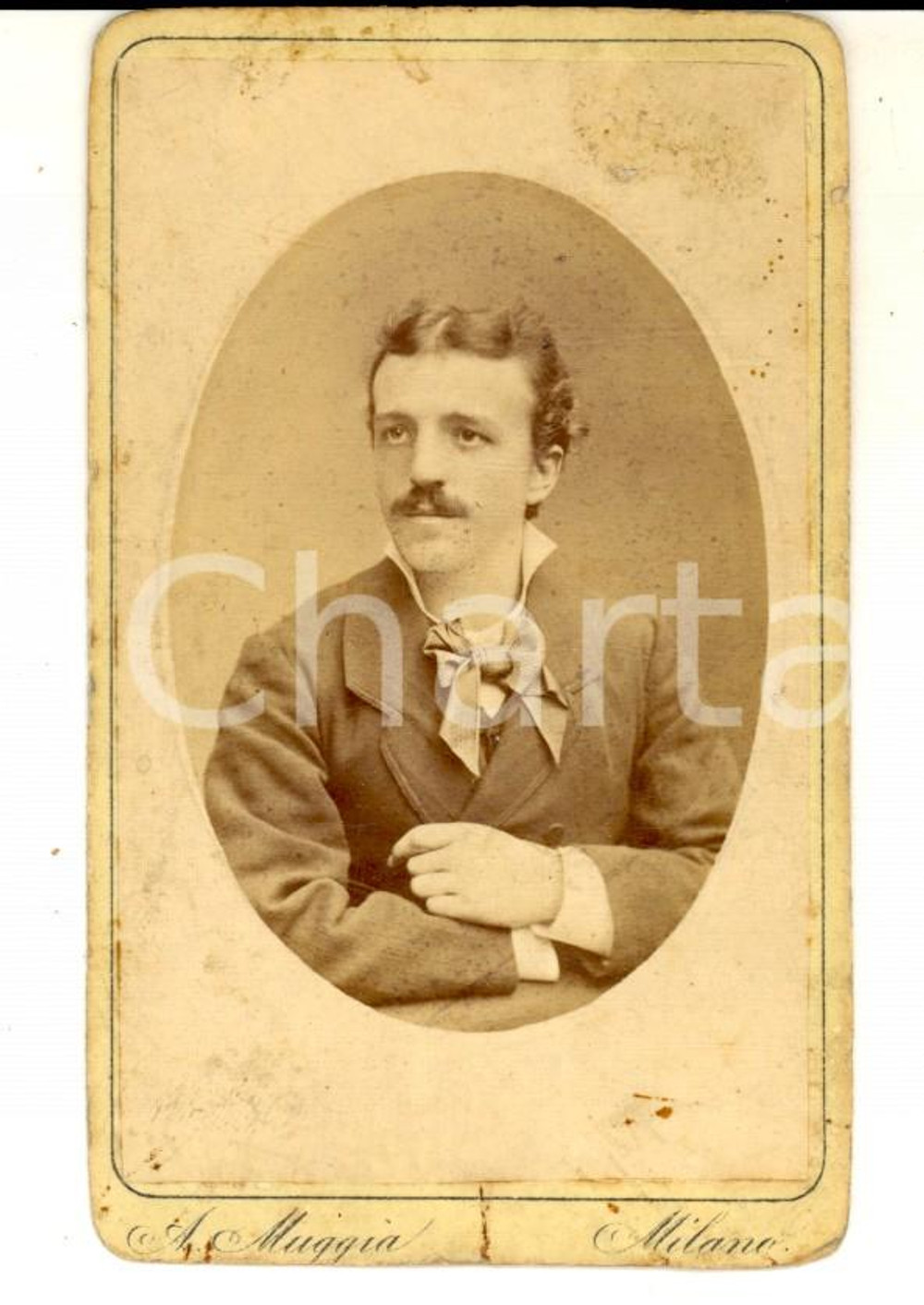 Fotografia d epoca originale 1870 ca MILANO Ritratto maschile con cravattino chiaro Foto MUGGIA CDV 1