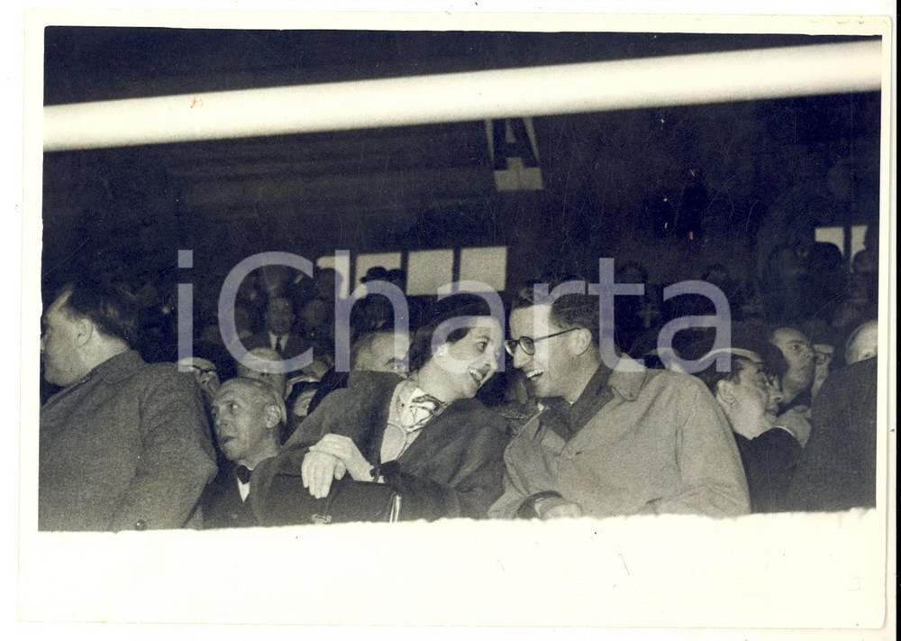 Fotografia d epoca originale 1960 BELGIO Re Baldovino e Fabiola ridono durante un evento in tribuna Foto 1