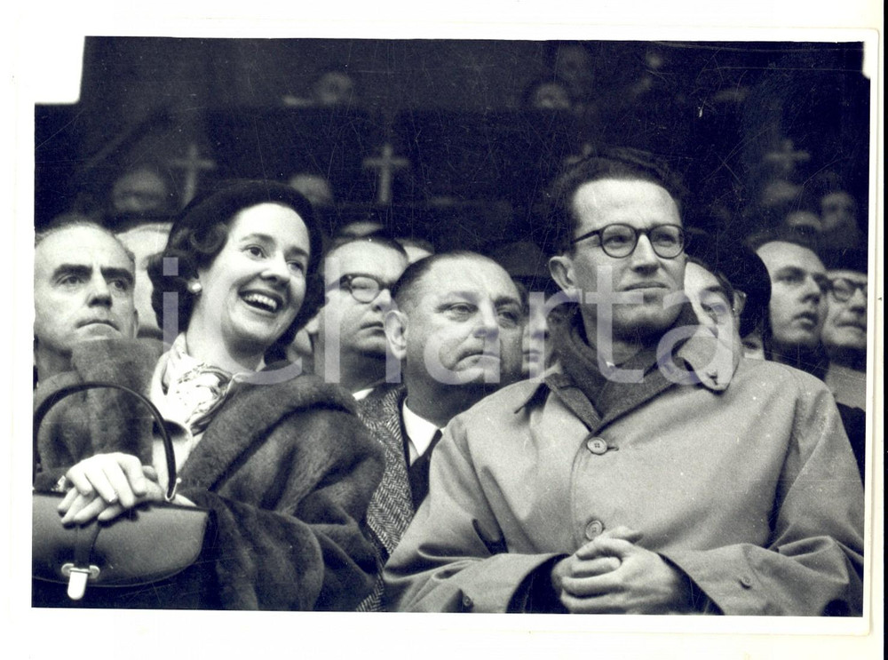 Fotografia d epoca originale 1960 ca BELGIO Re Baldovino e Fabiola assistono a un evento in tribuna Foto 1