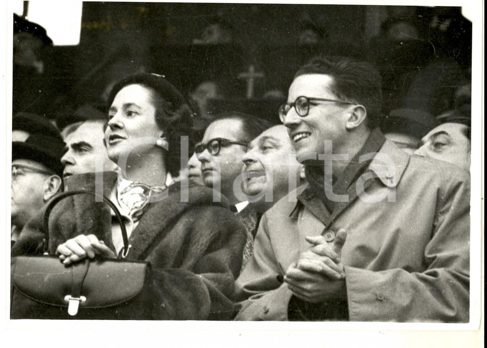 Fotografia d epoca originale 1960 ca BELGIO Re Baldovino e Fabiola assistono a evento in tribuna Fotografia 1