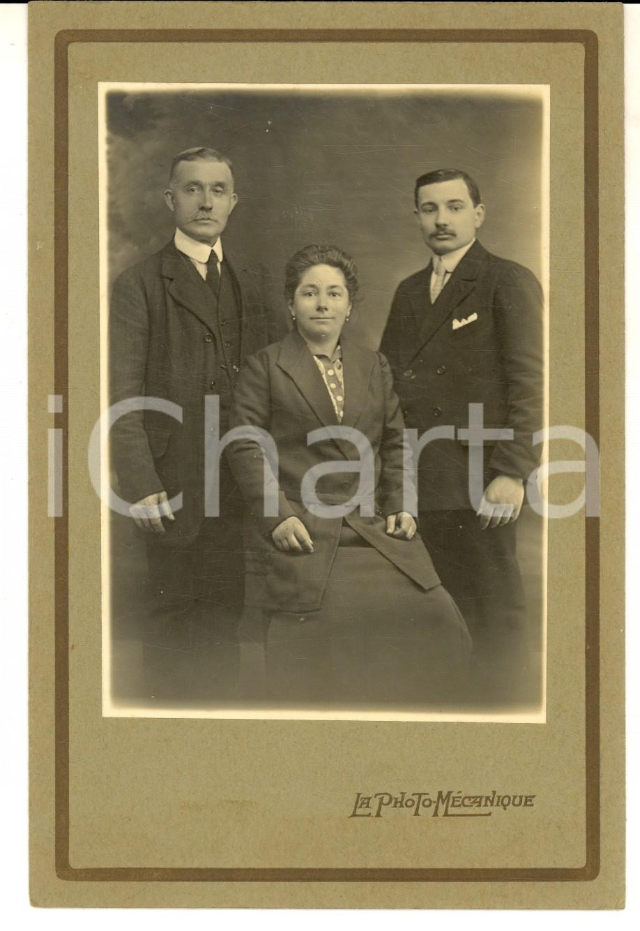 Fotografia d epoca originale 1930 ca PARIS Ritratto di famiglia con madre seduta PHOTO MECANIQUE 11x16 1
