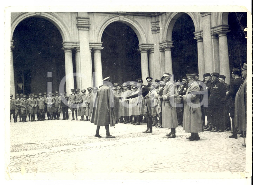 Fotografia d epoca originale 1940 ca MILANO Caserma TEULIE  Cerimonia di premiazione PNF Foto 18x13 1