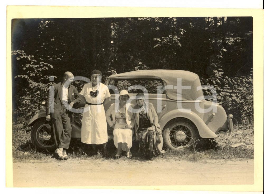 Fotografia d epoca originale 1950 ca AREA LOMBARDA ? Gruppo di famiglia con automobile Foto VINTAGE 18x13 1