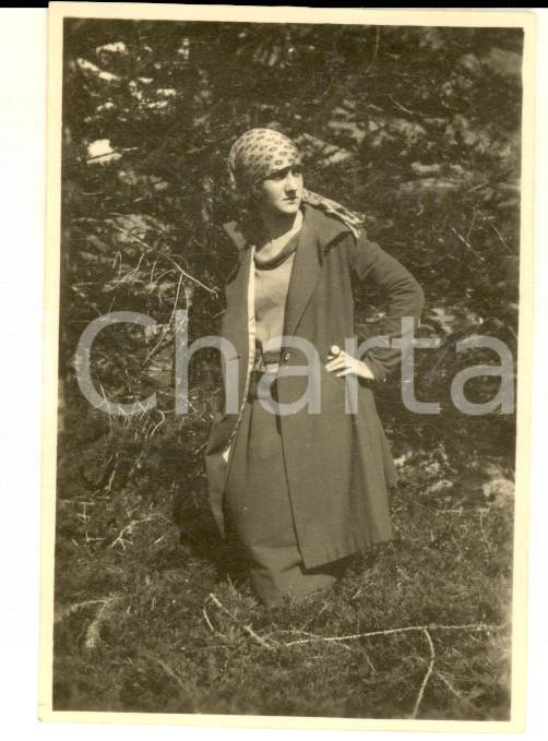 Fotografia d epoca originale 1922 VEDUN AO Giovane donna nella boscaglia Fotografia VINTAGE 5x9 cm 1