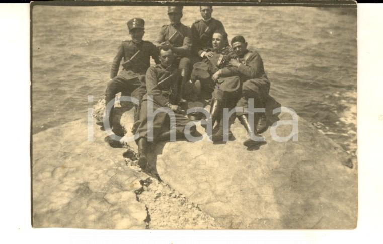 Fotografia d epoca originale 1926 LIVORNO Ritratto di Roberto MATTONE con i commilitoni Foto 8x6 cm 1