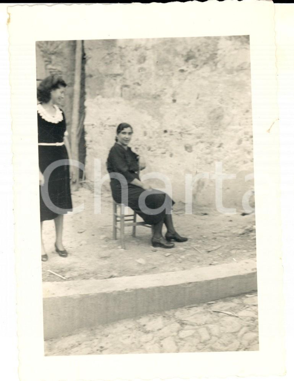 Fotografia d epoca originale 1960 ca SICILIA Ritratto di donna lungo la strada Foto VINTAGE 12x10 cm 1