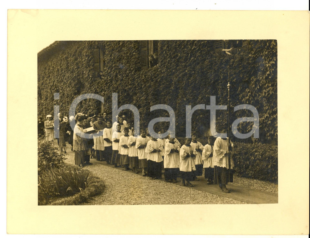 Fotografia d epoca originale 1940 ca PIEMONTE ? Sacra processione con vescovo e chierichetti Foto VINTAGE 1