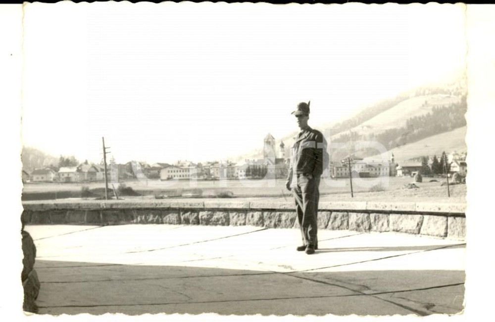 Fotografia d epoca originale 1964 SAN CANDIDO BZ Alpino con il paese sullo sfondo Foto VINTAGE 10x7 1