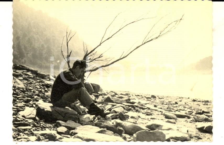 Fotografia d epoca originale 1965 ca LAGO D ELIO Escursionista solitario al sole Foto VINTAGE 10x7 cm 1