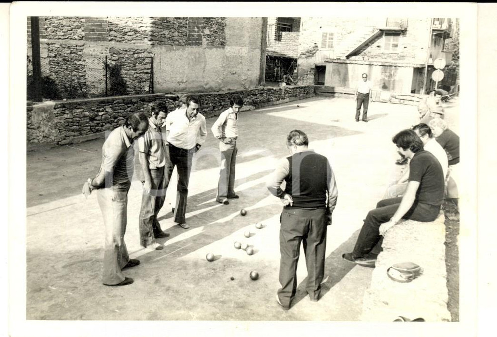 Fotografia d epoca originale 1977 VENARIA REALE TO Una partita a bocce Foto SARTORI VINTAGE 13x8 1