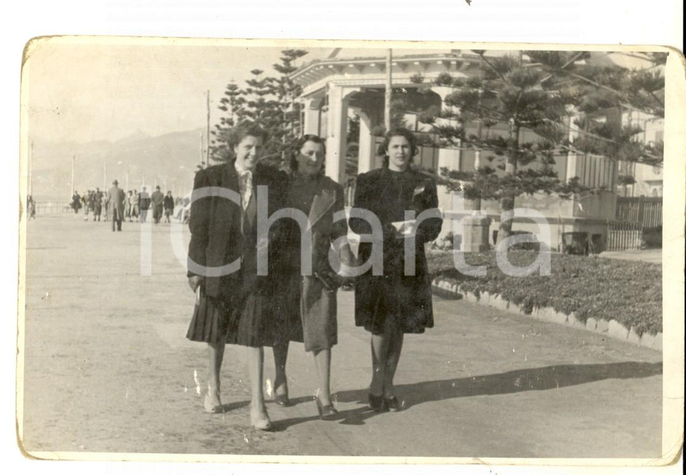 Fotografia d epoca originale 1950 ca BORDIGHERA Donne a passeggio sul lungomare Foto FERROLI VINTAGE 1