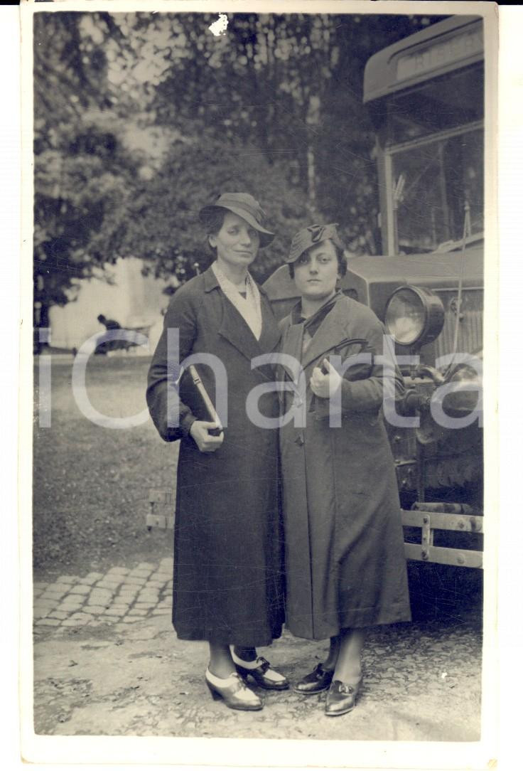 Fotografia d epoca originale 1950 ca NAPOLI ? Coppia di donne con vettura riservata Foto cartolina 1