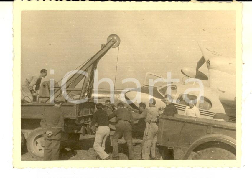 Fotografia d epoca originale 1960 ca AREA LOMBARDA Rimorchio di un piccolo velivolo ESSO Foto VINTAGE 10x7 1