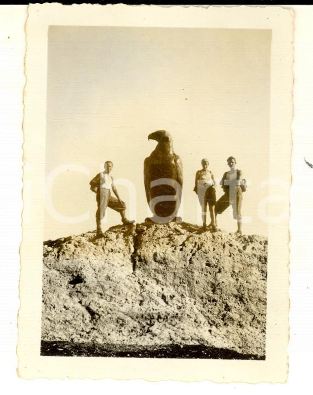 Fotografia d epoca originale 1935 SENTIERO DEL MASARE  TN Turisti al monumento a CHRISTOMANNOS Foto 7x9 1