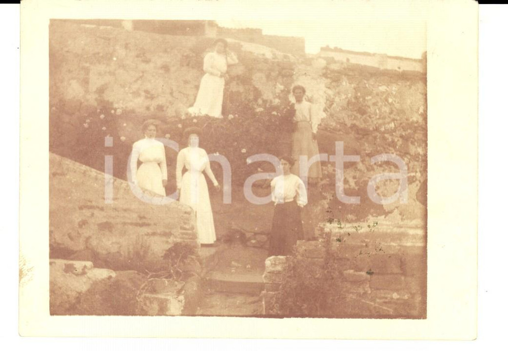 Fotografia d epoca originale 1909 USTICA PA Donne su una scalinata fiorita Fotografia VINTAGE 12x9cm 1