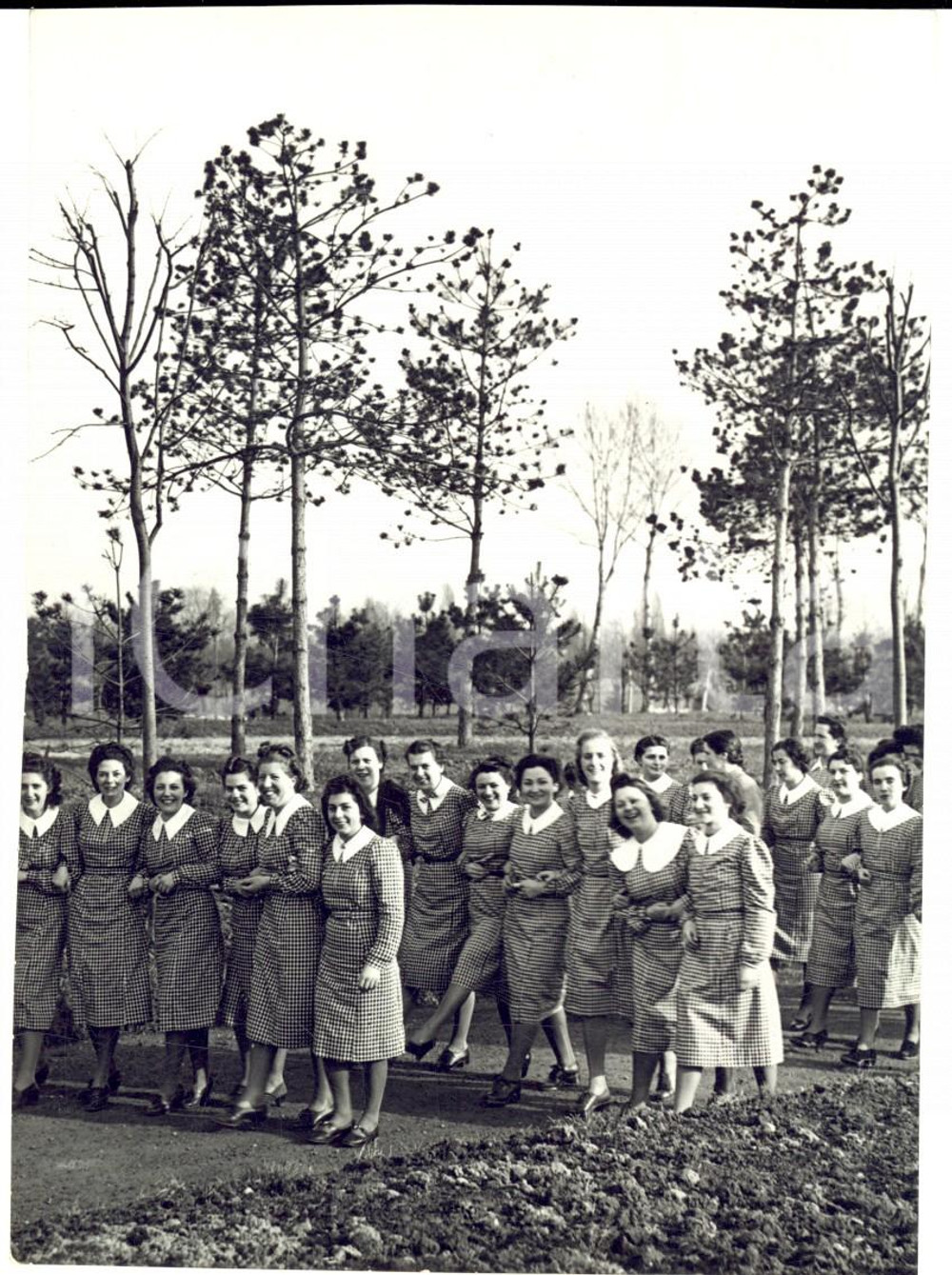 Fotografia d epoca originale 1939 MILANO Una sfilata di operaie in grembiule al parco Fotografia 10 x 14 cm 1