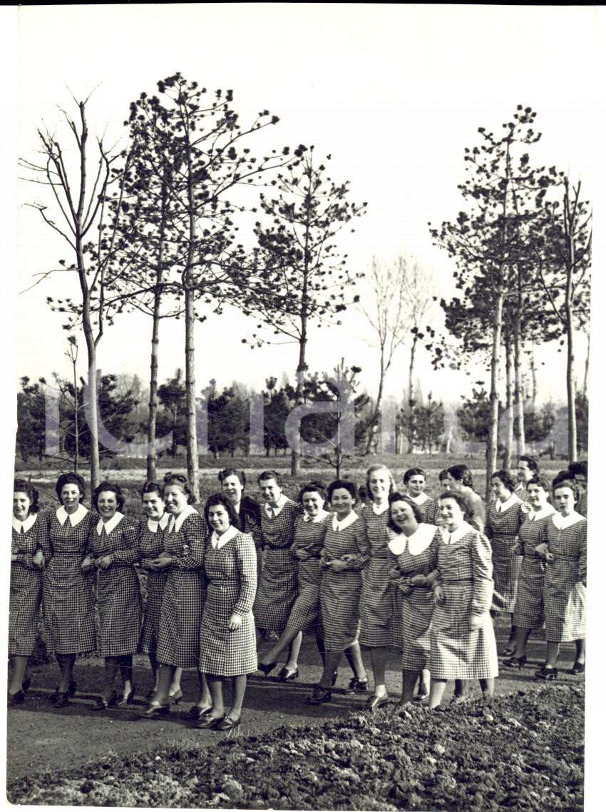 Fotografia d epoca originale 1939 MILANO Una sfilata di operaie in grembiule al parco Fotografia 10 x 14 cm 1
