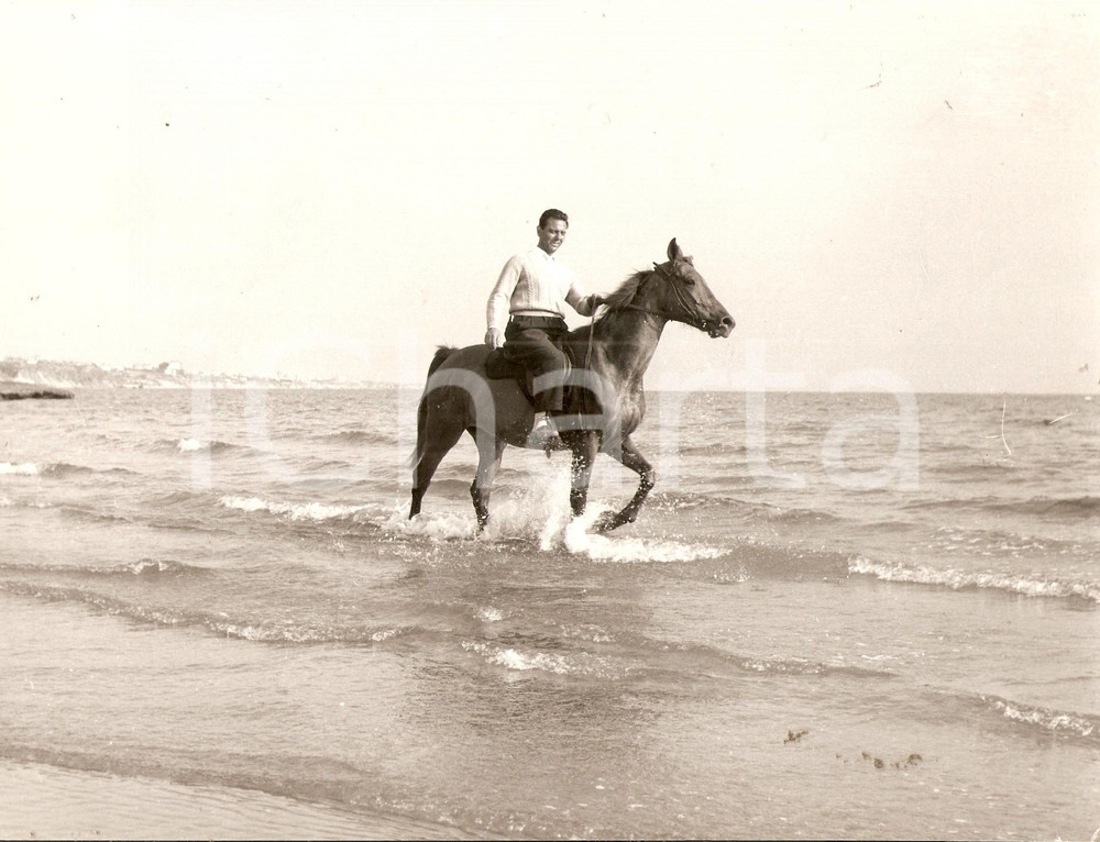 Fotografia d epoca originale 1955 ca ANZIO RM Piero NUCCORINI cavalca in riva al mare Foto 24x18cm 1