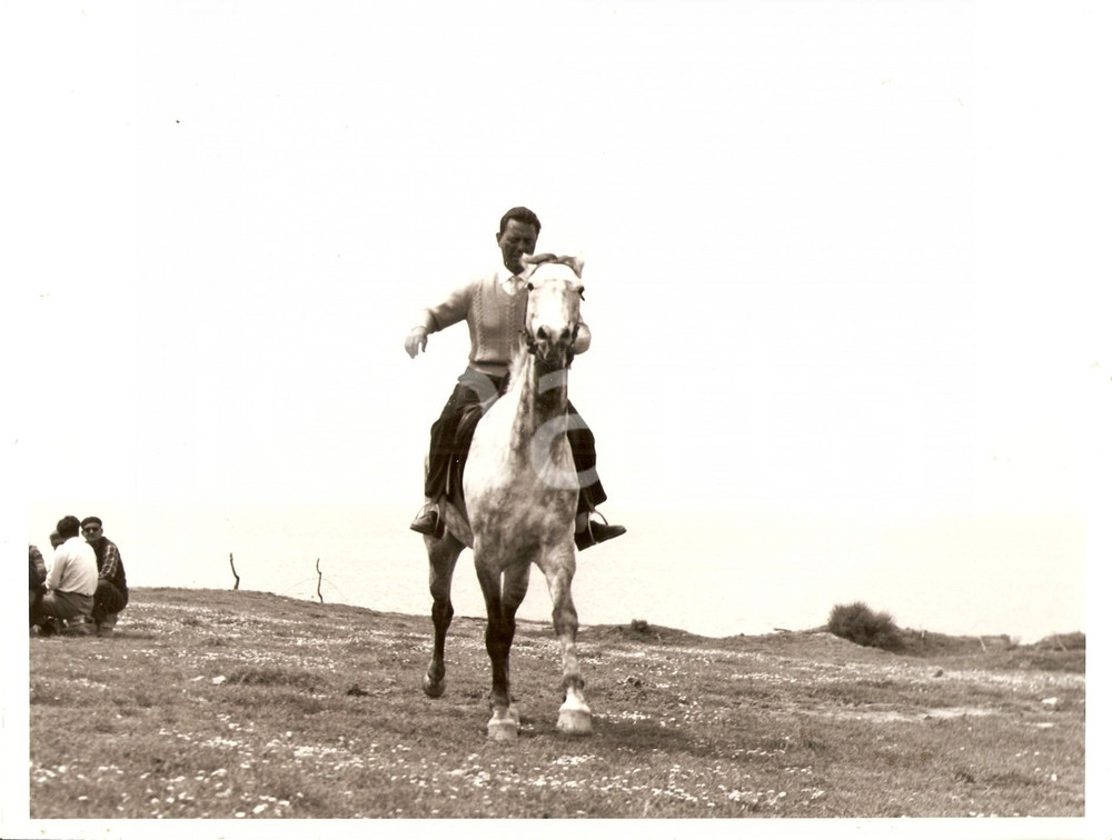 Fotografia d epoca originale 1955 ca ANZIO RM Piero NUCCORINI a cavallo sulla spiaggia Fotografia 1