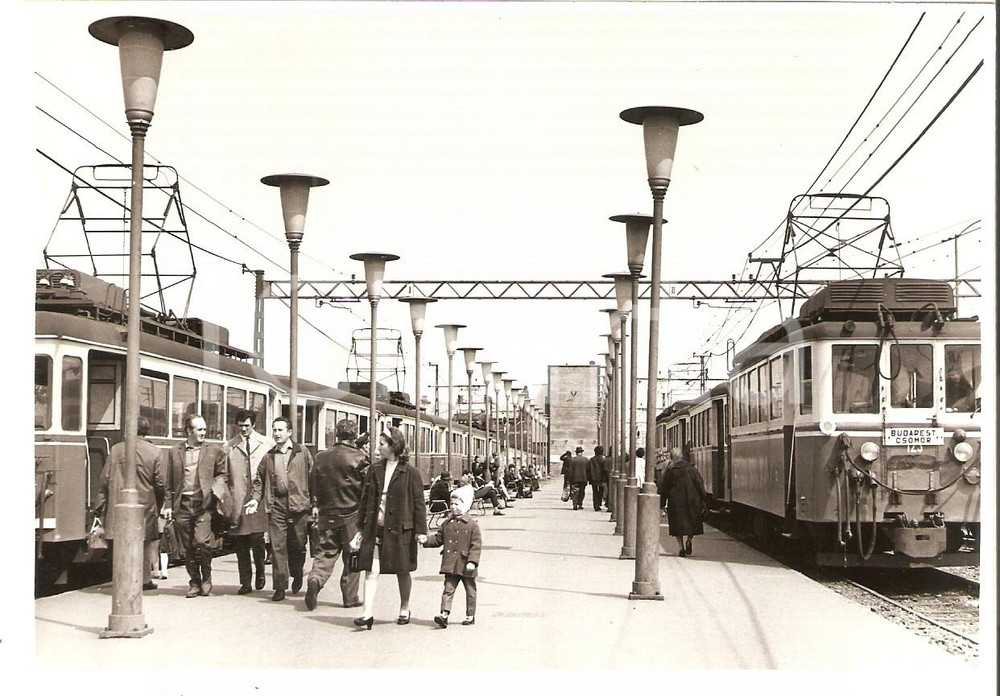 Fotografia d epoca originale 1960 ca BUDAPEST UNGHERIA Passeggeri in stazione in attesa dei treni Foto 1
