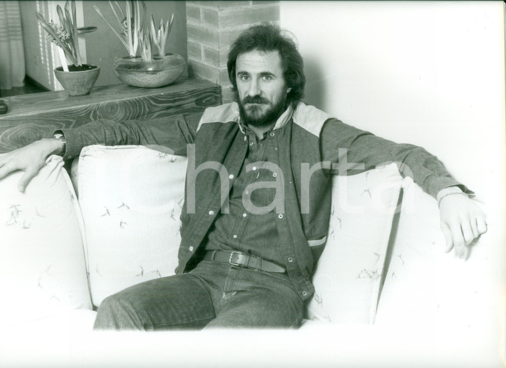 Fotografia d epoca originale 1980 ca MILANO Calcio Il calciatore brasiliano Orlando PEREIRA sul divano Foto 1