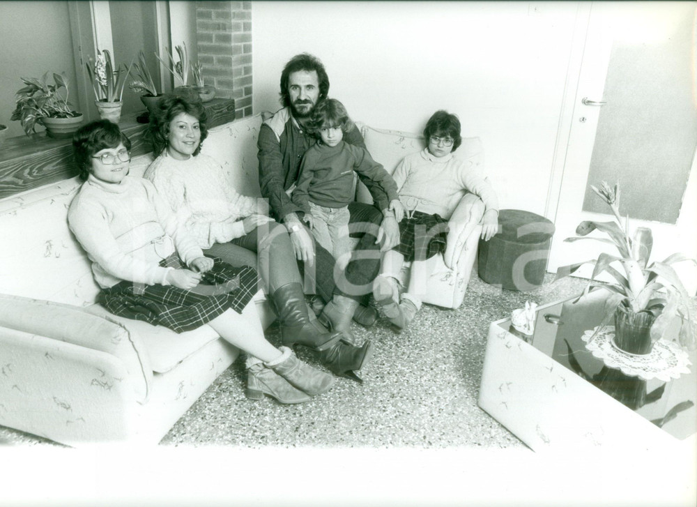 Fotografia d epoca originale 1980 ca MILANO Calcio Il calciatore brasiliano Orlando PEREIRA con famiglia Foto 1