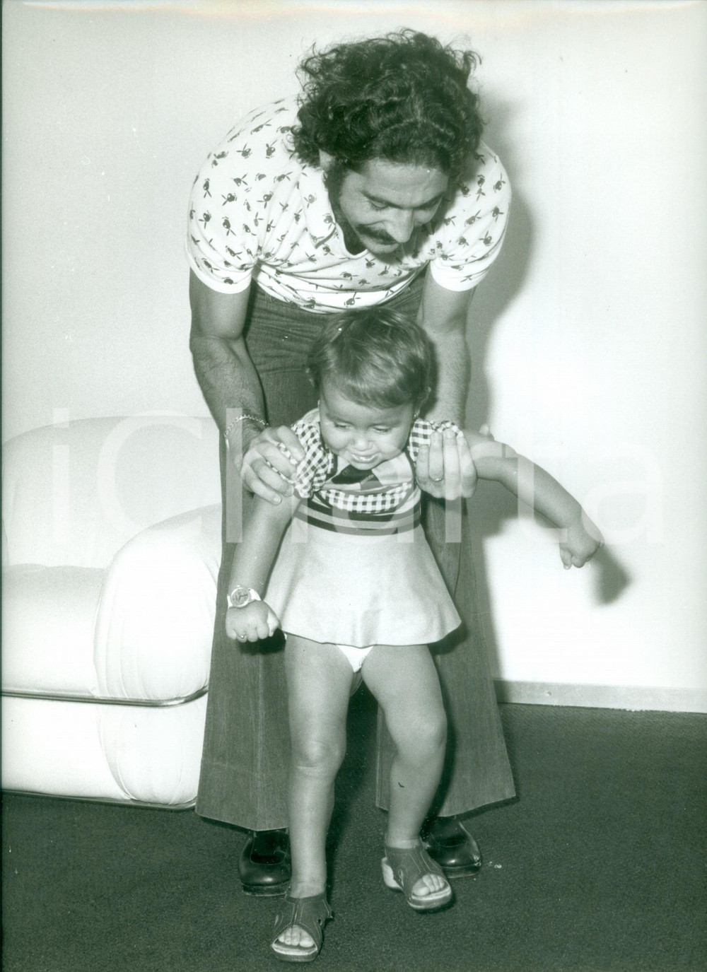 Fotografia d epoca originale 1978 BRASILE Calcio MONDIALI Calciatore Roberto RIVELINO gioca con la figlia 1
