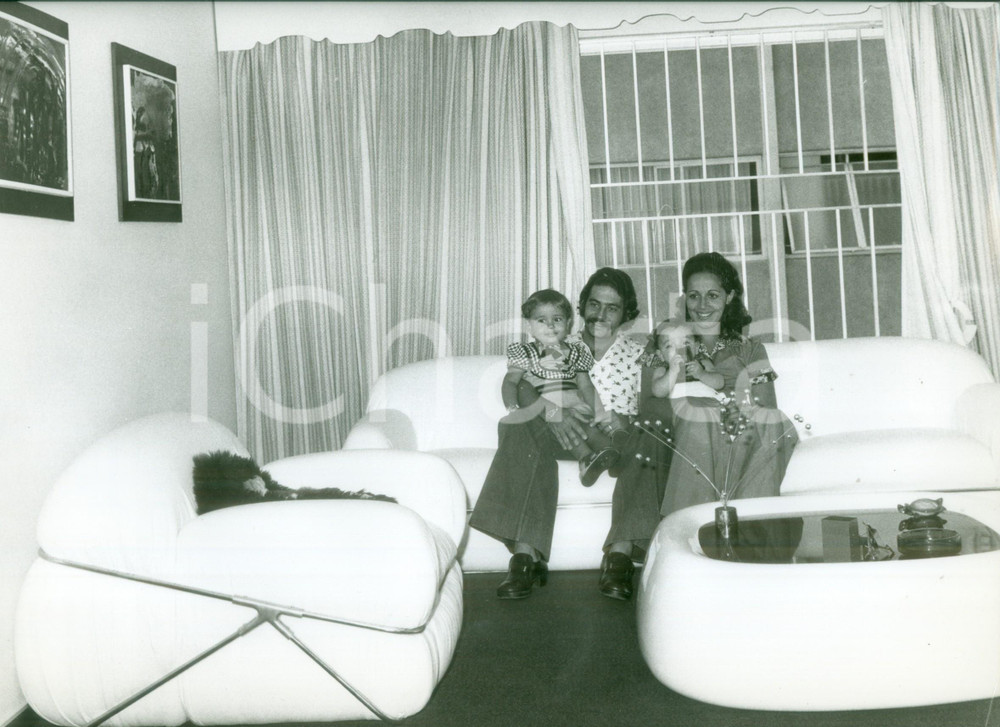 Fotografia d epoca originale 1978 BRASILE Calcio MONDIALI Calciatore Roberto RIVELINO in salotto con famiglia 1